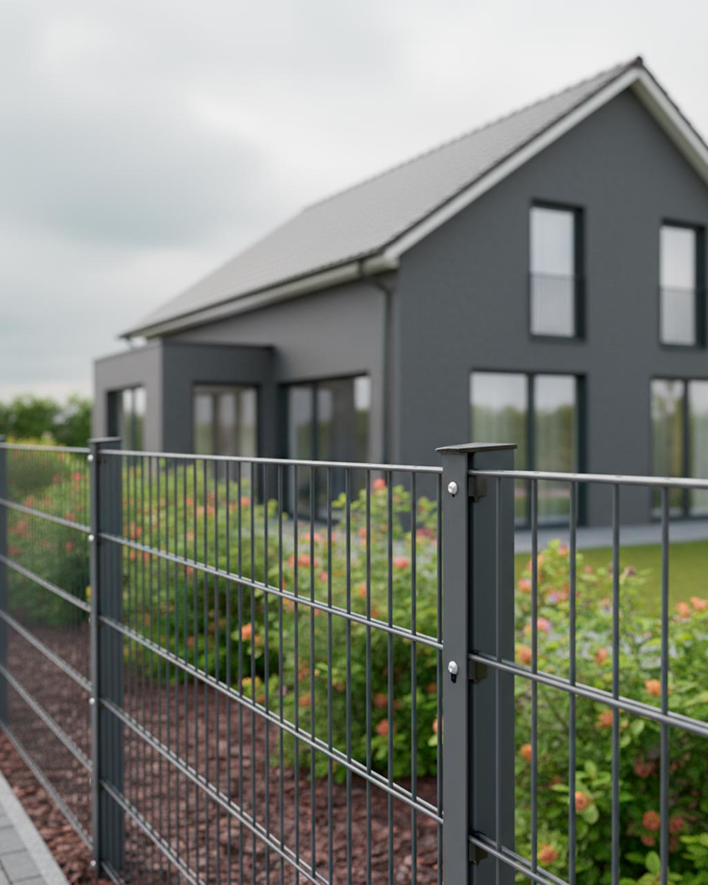 Bild Doppelstabmattenzaun anthrazit mit Haus und Garten